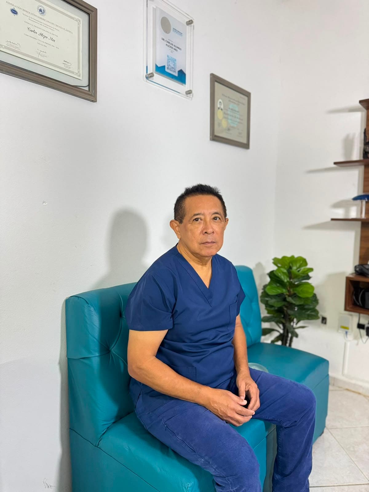 Dr. Carlos Alejos en el espacio de consulta