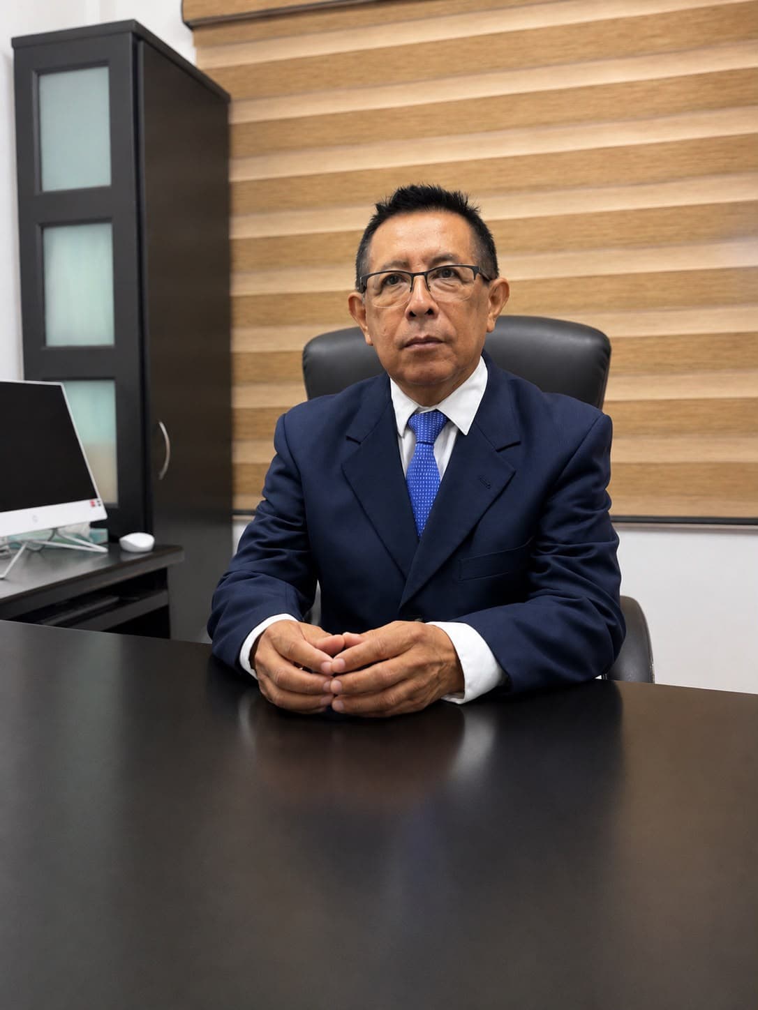 Dr. Carlos Alejos en su consultorio