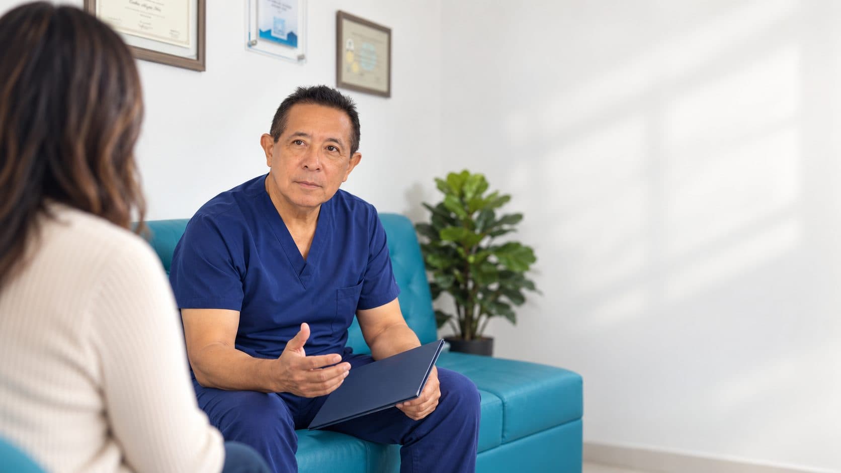 Dr. Carlos Alejos en consulta con una paciente